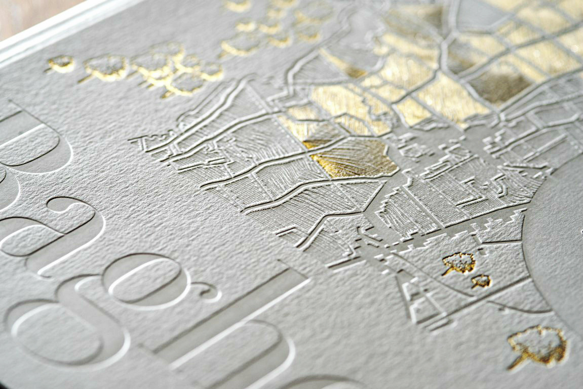 Impression de luxe : impression typographique letterpress se démarque par ses reliefs en creux appelés débossage